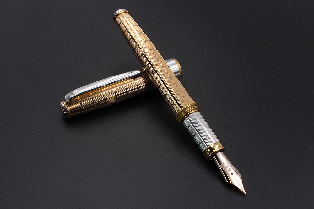 Pluma estilográfica de vermeil con motivo de mimbre