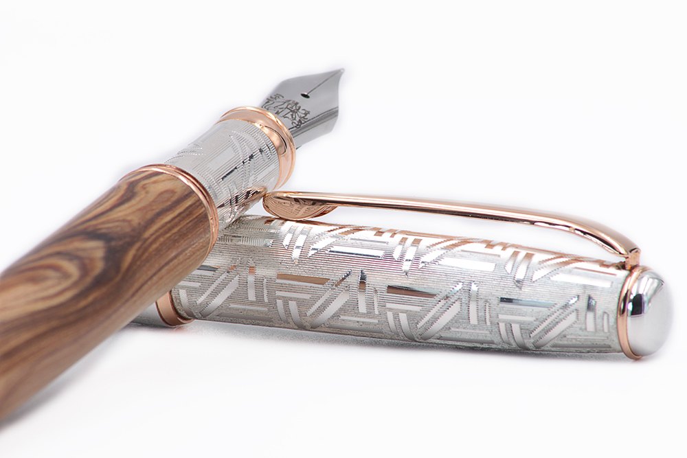 Füllfederhalter aus Silber und Olivenholz
