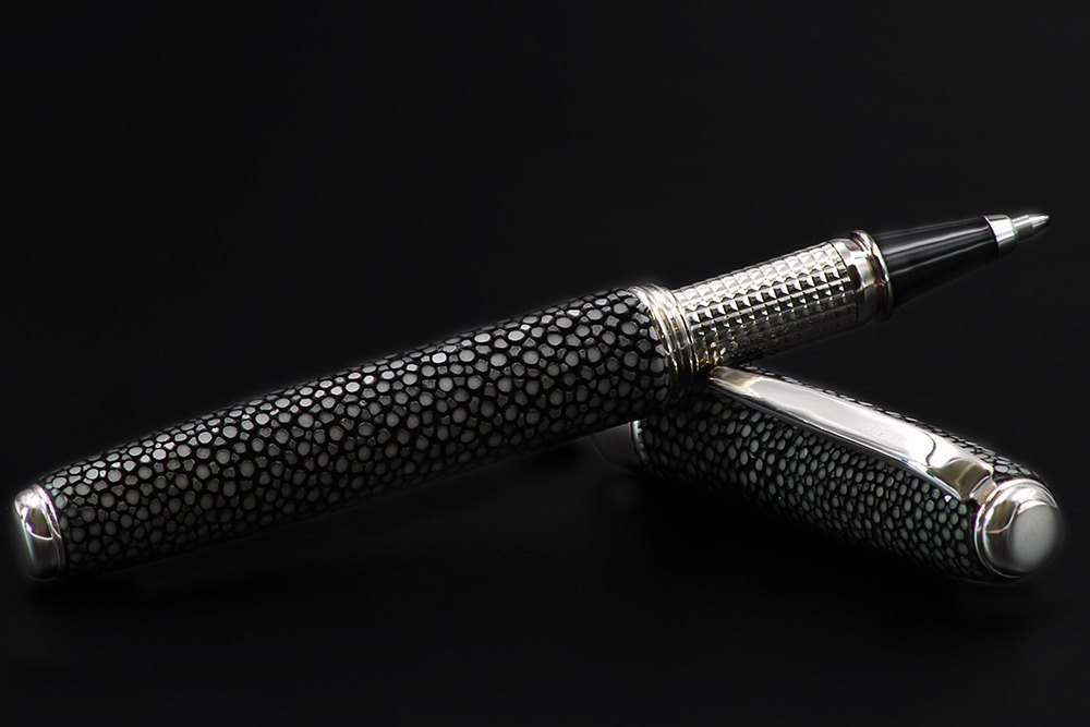 Stylo roller en cuir de raie gris - vue 5
