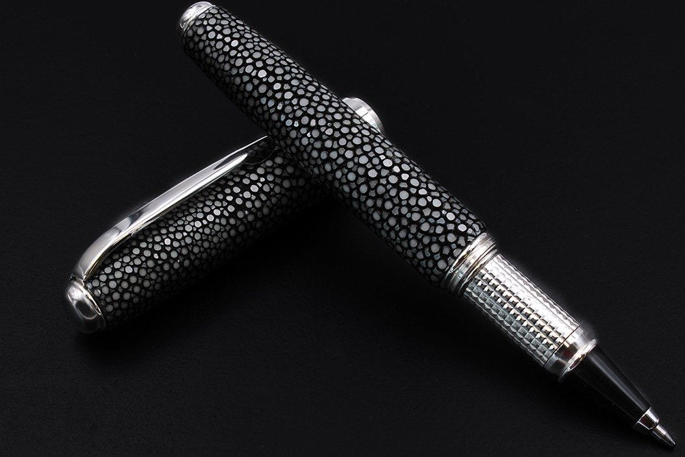 Stylo roller en cuir de raie gris - vue 6