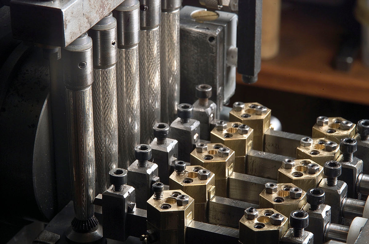 Guilloché-Maschine in der Werkstatt mit nebeneinander aufgespannten Stiftkörpern