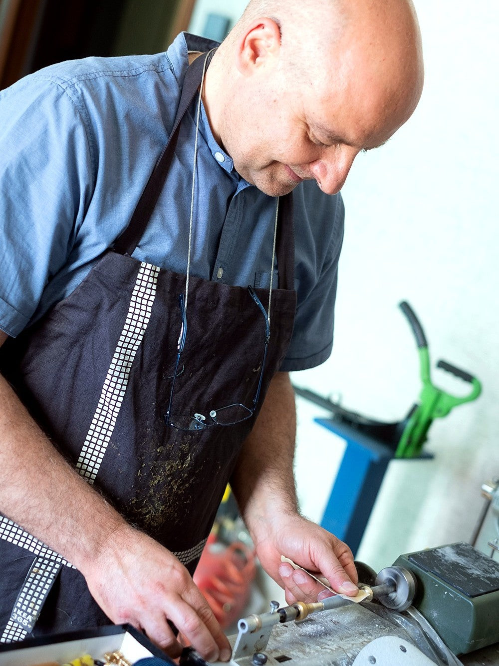 Maurizio Stura at work in the Grifos workshop