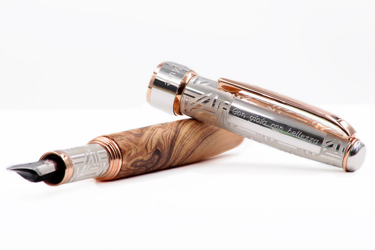 Füllfederhalter mit Schaft aus Holz, Beschlägen aus Silber und Roségold und gravierter Kappe