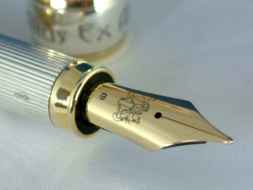 Eine Feder aus massivem 18-kt-Gold