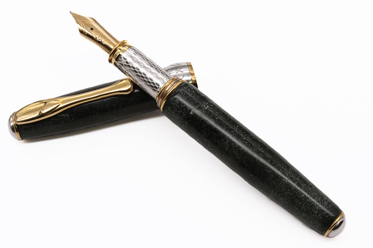 Pluma estilográfica Corazón de piedra – plumín de oro de 18 K