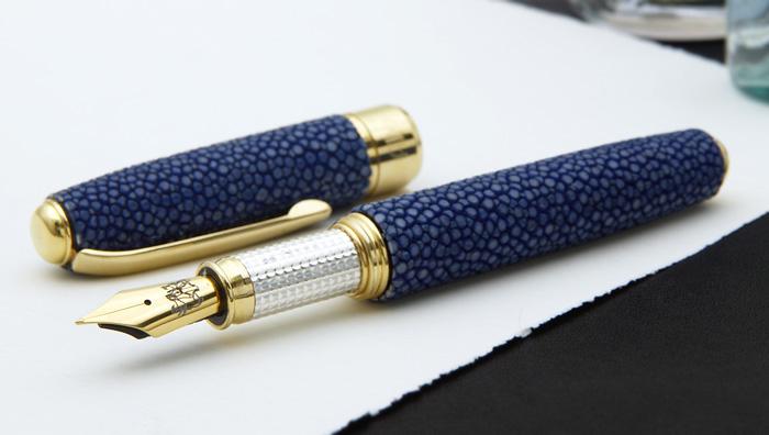 Penna Stilografica Pelle di Razza Blu e Argento - vista 9