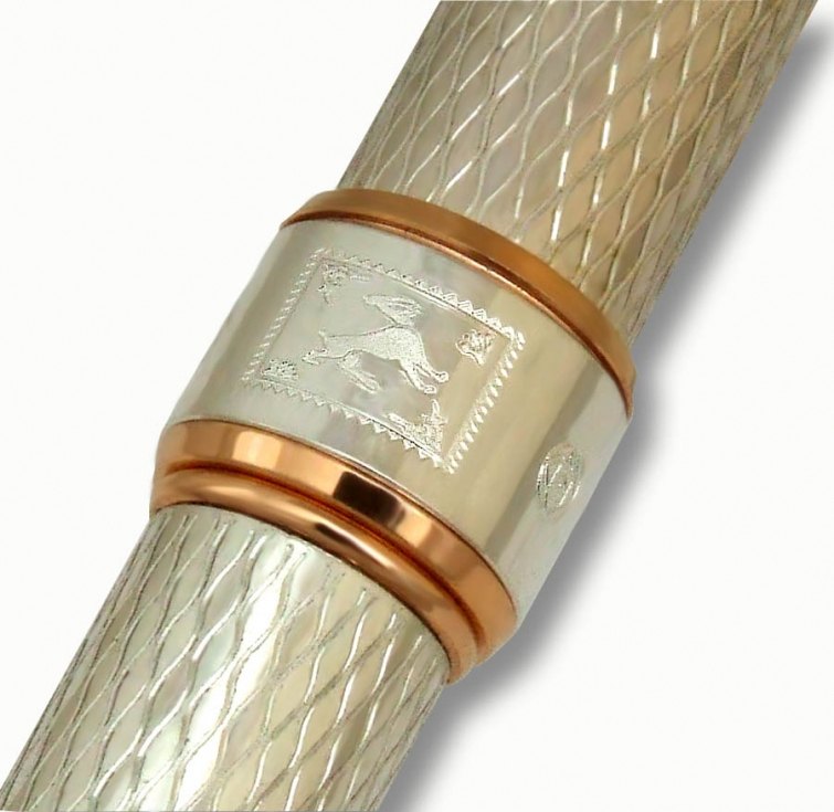 Stylo bille en argent, détails plaqués or rouge - vue 5
