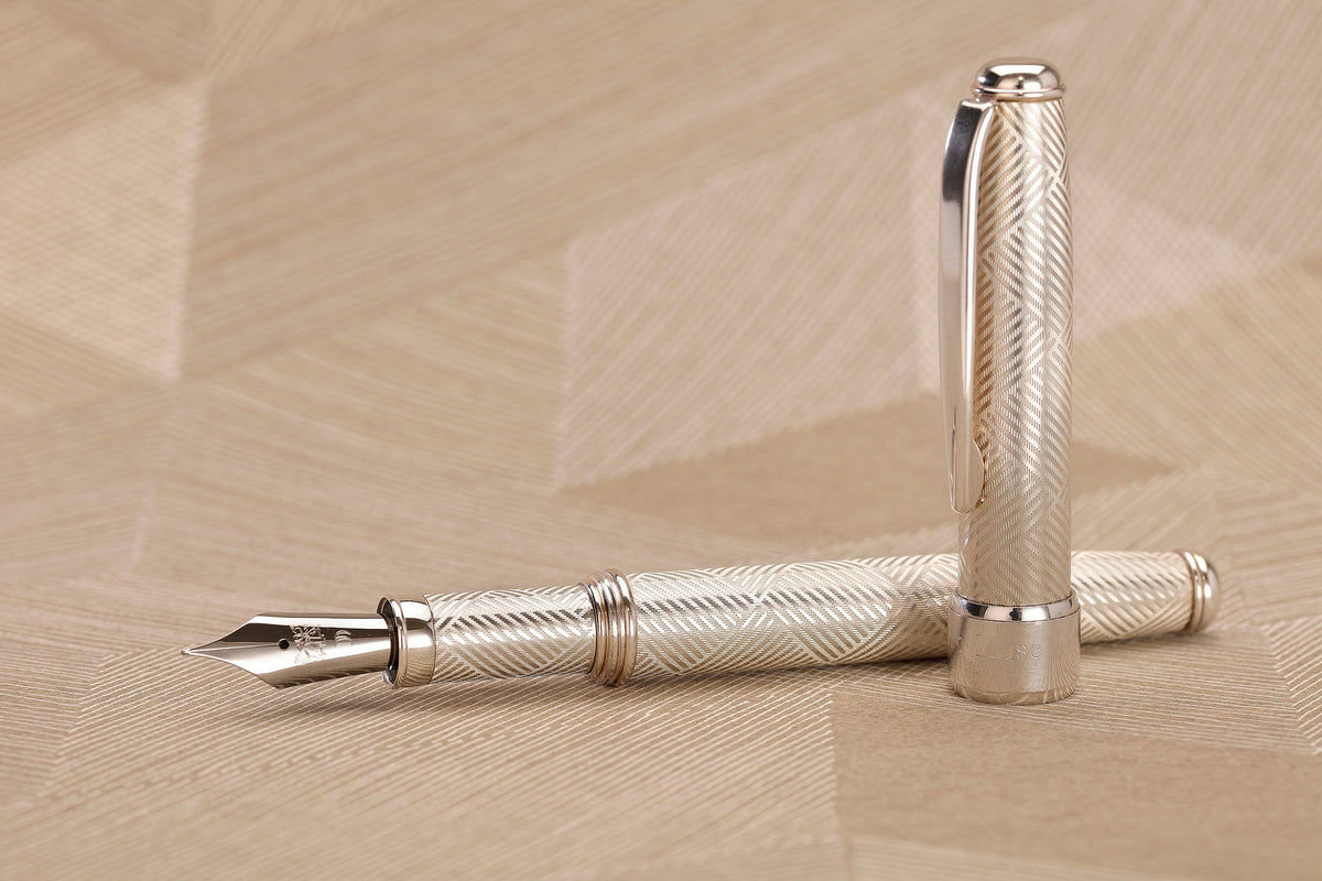 Stylo plume en argent « Canvas » - vue 7