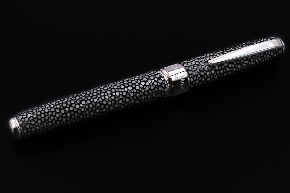 Pluma estilográfica en cuero de raya gris - vista 2