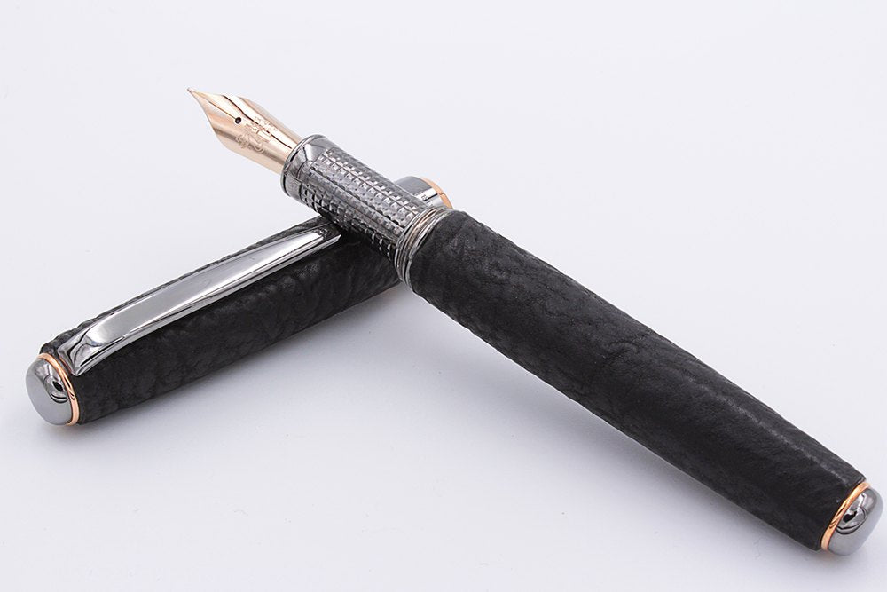 Pluma estilográfica en cuero de tiburón - vista 6