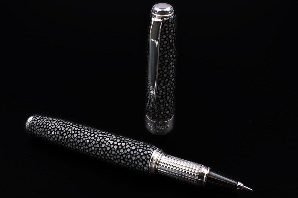 Stylo roller en cuir de raie gris - vue 2