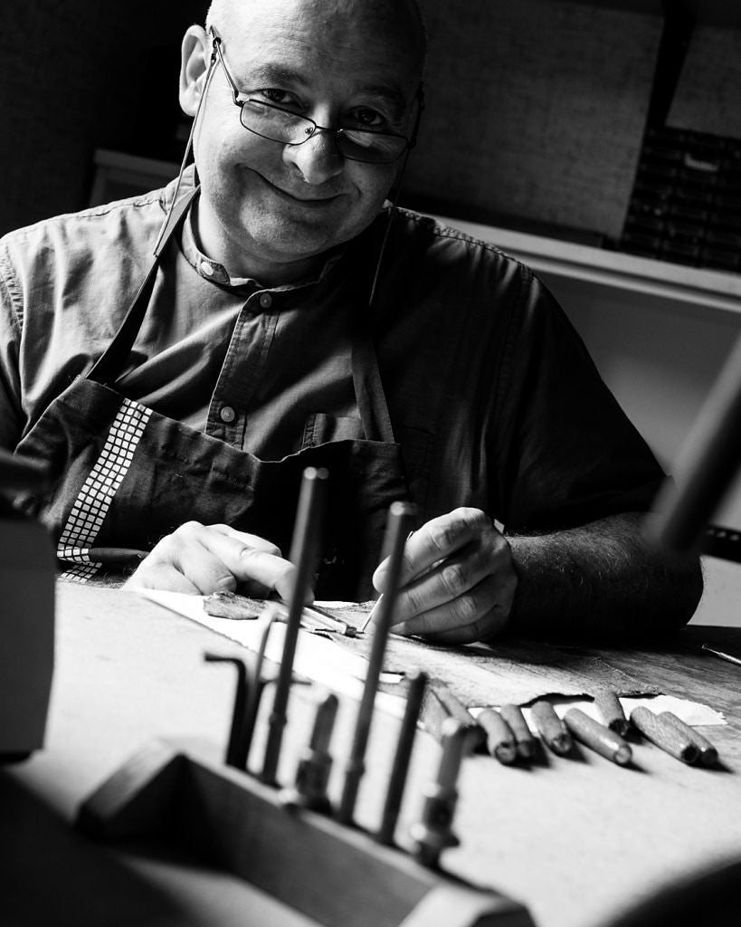 Maurizio Stura an der Werkbank in der Grifos-Werkstatt
